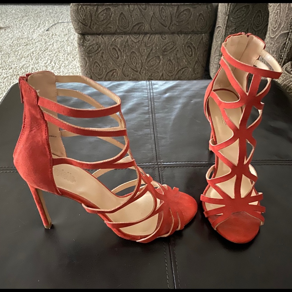 Strappy heels 👠